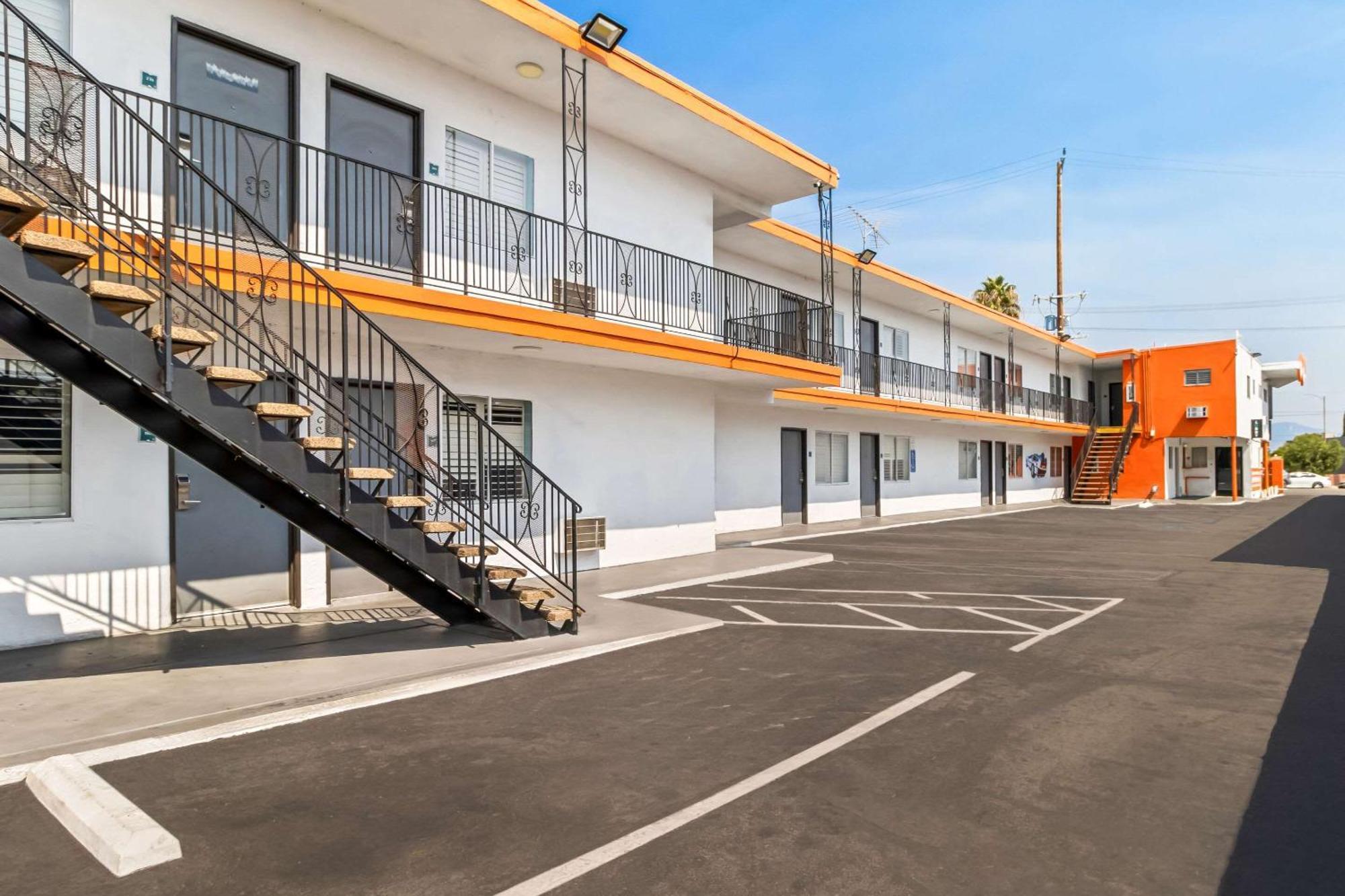 Rodeway Inn & Suites North Hollywood Burbank Airport - Universal Area Los Angeles Exteriér fotografie
